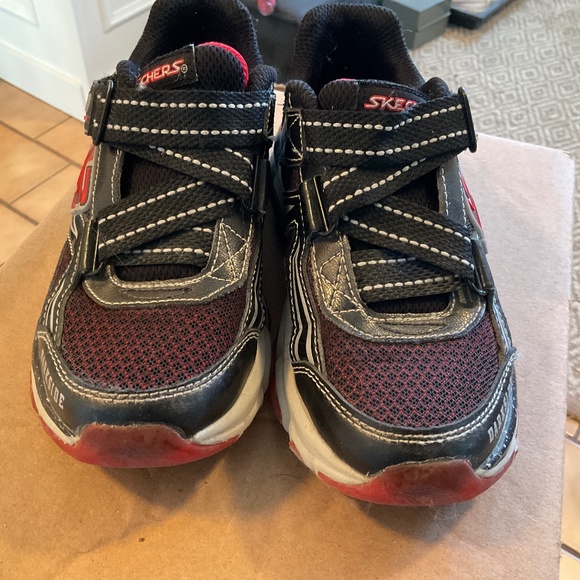Sketchers STAR WARS Darth Vader runners - size 1Y - Picture 2 of 10